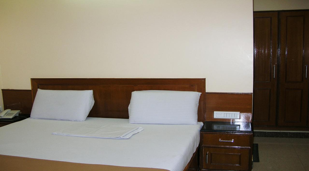 Athidhi Residency Hotel Tirupati Bagian luar foto